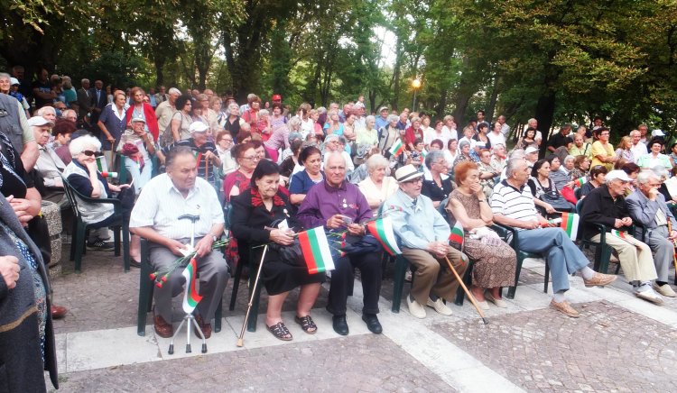 БСП Шумен отбеляза 9 септември с откриване на възстановен паметник  на партизанина Август Попов